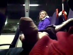 Tarado mostrando a pica pra loirinha no ônibus