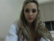 Loira Linda Flagrada Conversando e Mostrando a Buceta Pela Webcam