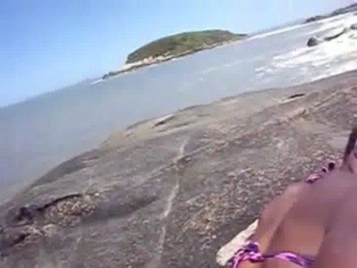 Porno carioca da Julia dando a buceta na praia escondida na pedras