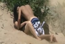 Flagra amador da novinha dando na areia da praia