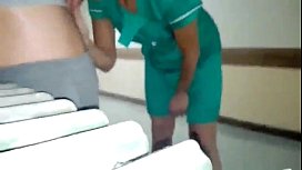 Flagra de enfermeira dando rapidinha no  corredor  do hospital