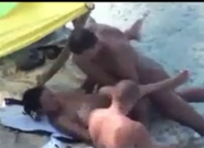 Flagra de sexo no praia de nudismo com gostosa dando pro dois