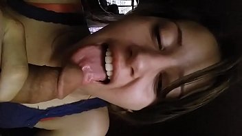 Morena gostosa Cristina de piercing no nariz pagando boquete
