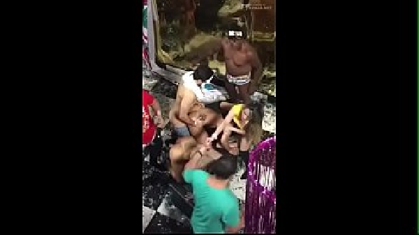 Camera caseira escondida mulher gostosa fazendo suruba no carnaval