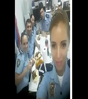 Videos de sexo da Policial gostosa boquetinha chupando o tenente Coronel