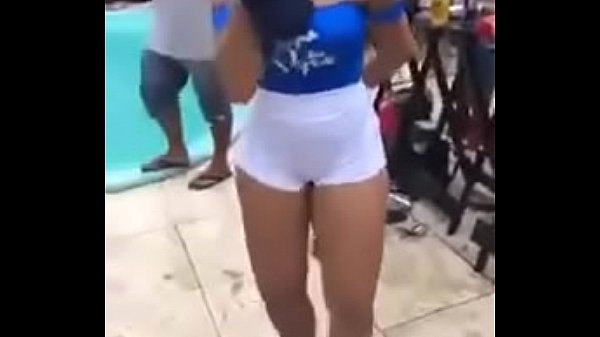 Mulher pelada dançando funk