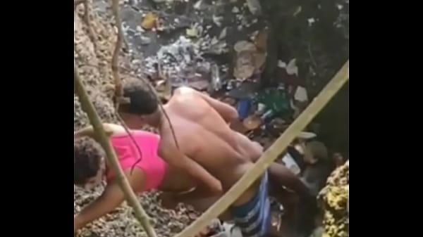 Família pelada na praia