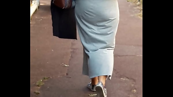Mulher tirando a roupa na rua