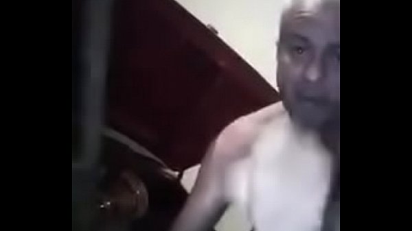 Vídeo de homem comendo outro homem