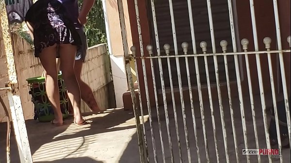 Novinha colocando roupa no varal