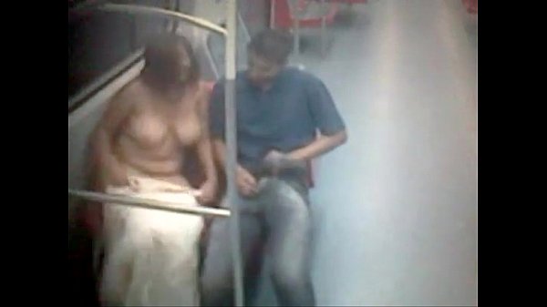 Flagra de sexo no metrô com uma mulher bem piranha